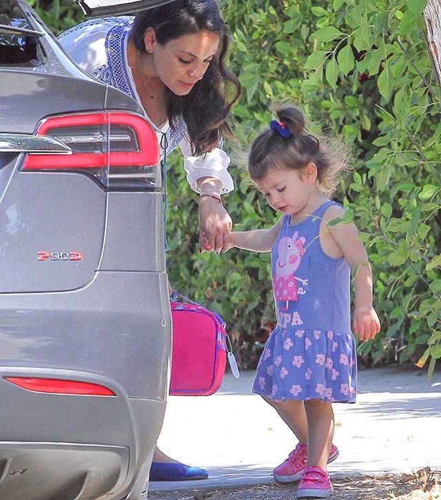 Мила Кунис родила Эштону Катчеру второго ребенка