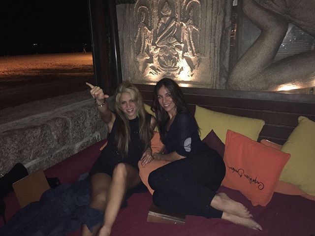 Фотосессия в ванной: Шакира соблазняет в черном мини-платье