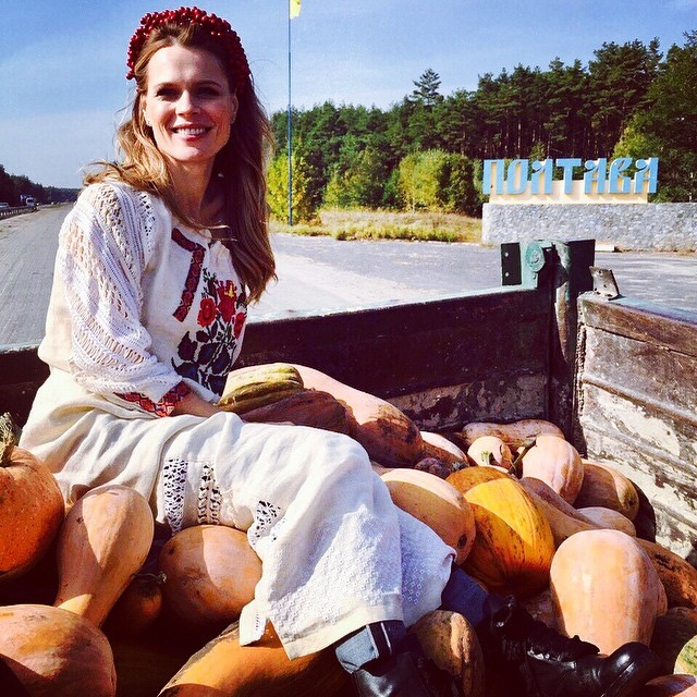 День вышиванки: звезды позируют в нарядах с украинскими орнаментами