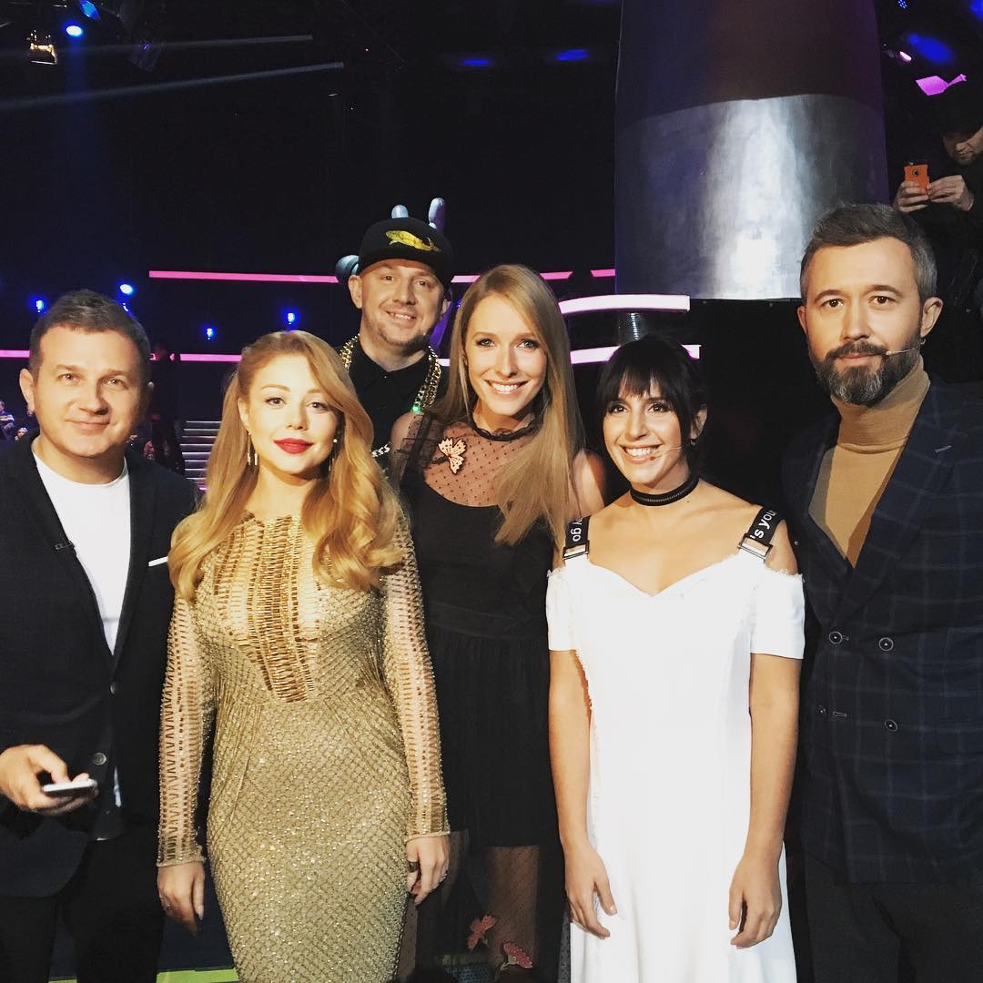 На ком лучше сидит: Тина Кароль и Дженнифер Лопес в золотистом платье от Julien Macdonald