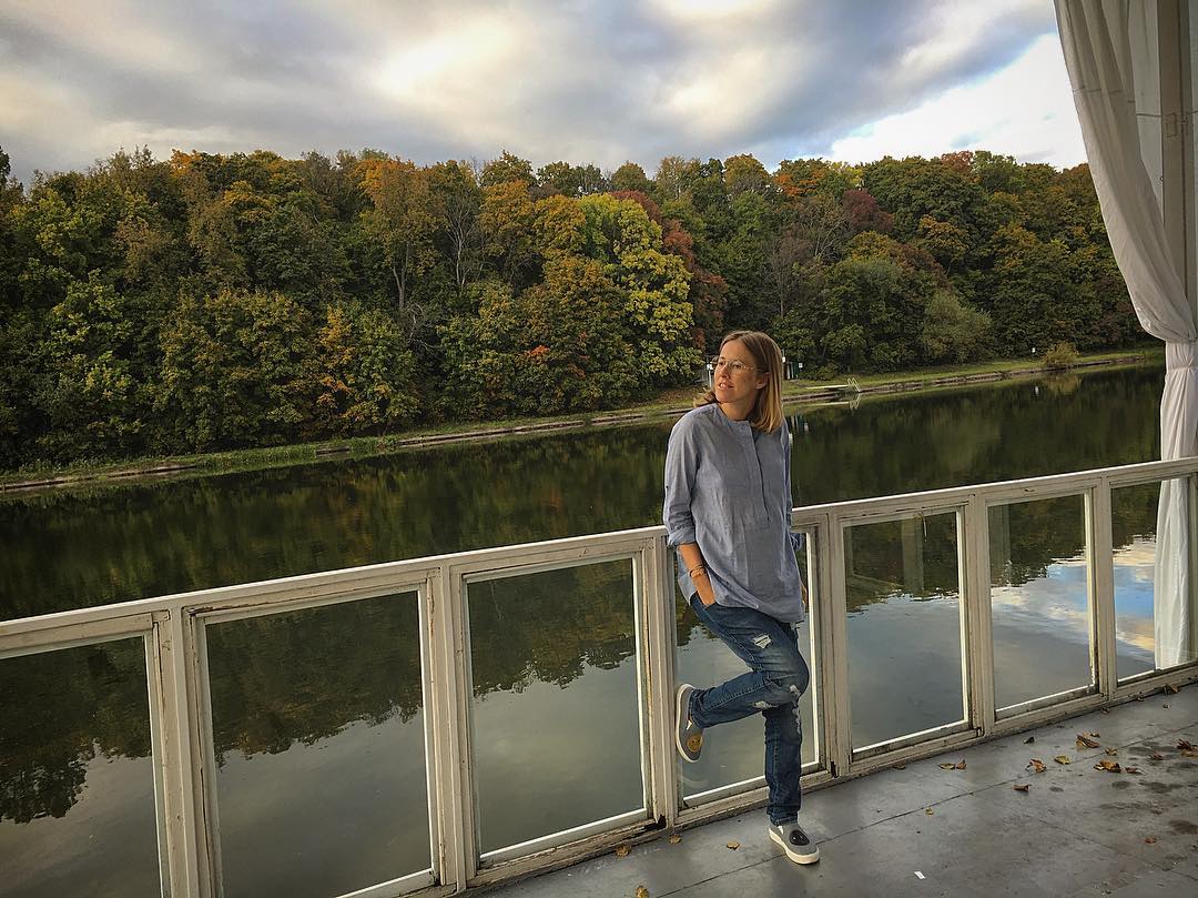 А где же живот: беременная Ксения Собчак удивила тонкой талией