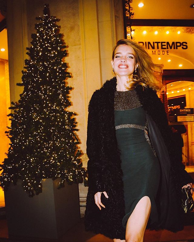 Мама пятерых детей Наталья Водянова позирует в красной купальнике в Лос-Анджелесе