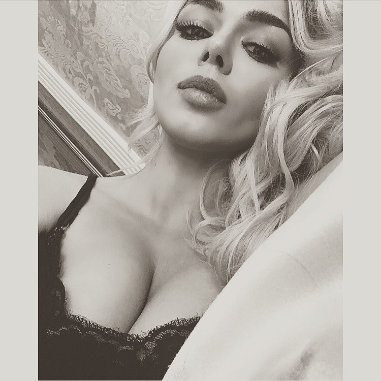 Самые красивые бюсты знаменитостей