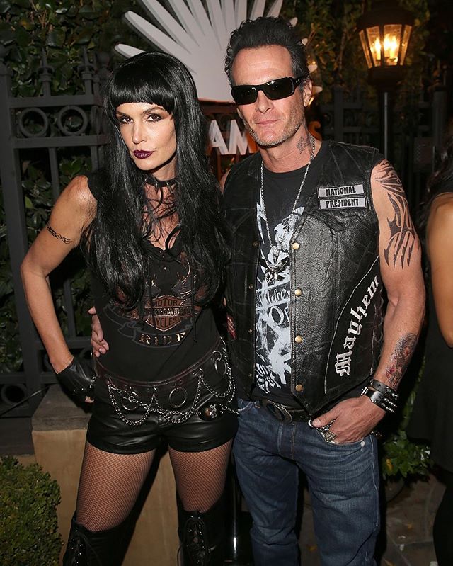 В кожаных нарядах и с татуировками: Синди Кроуфорд и Рэнди Гербер готовятся к Хэллоуину