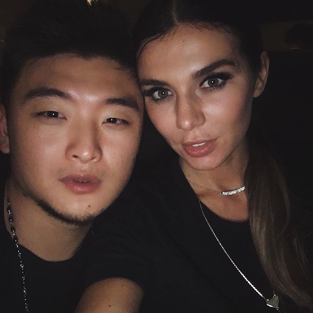 Анна Седокова получила огромный букет роз от таинственного поклонника