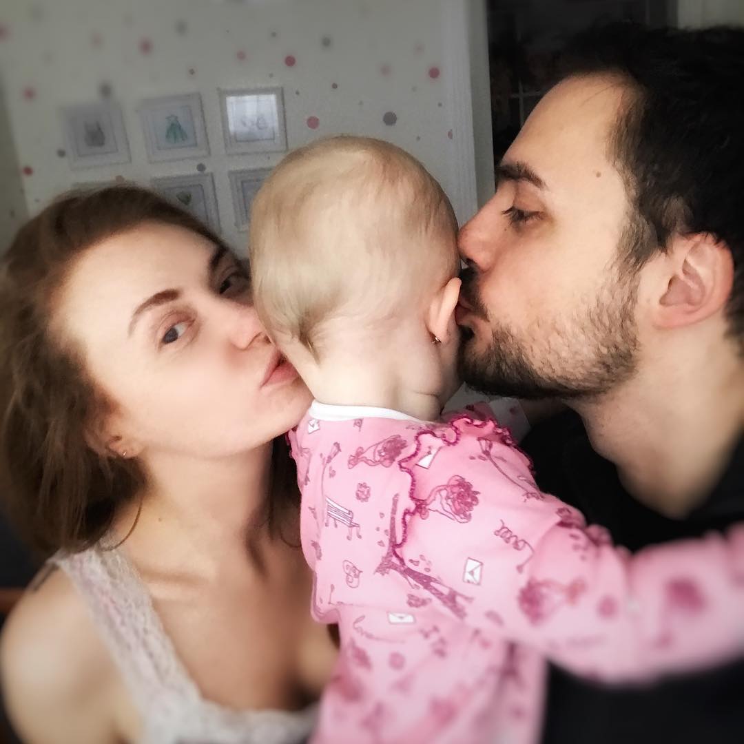 Год счастья: Слава из "Неангелов" и ее муж поздравили дочь с первым днем рождения