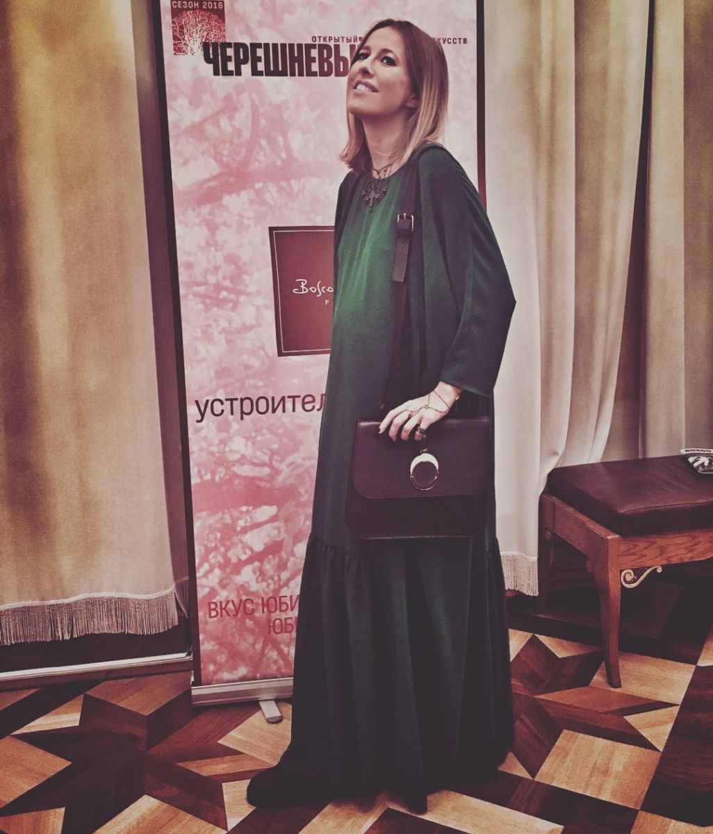 А где же живот: беременная Ксения Собчак удивила тонкой талией