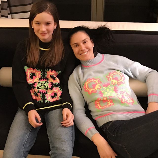 В очках и с крошечной дочкой: Маша Ефросинина опубликовала фото 12-детней давности