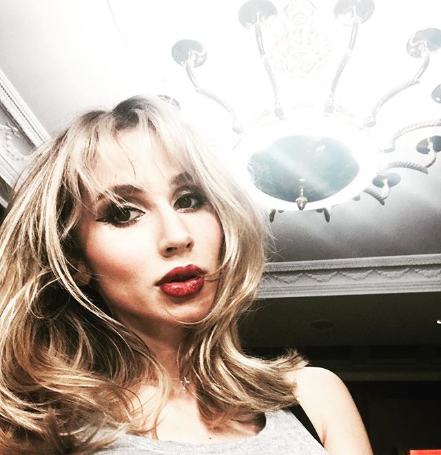 Навстречу приключения: Loboda показала в самолете лицо без макияжа