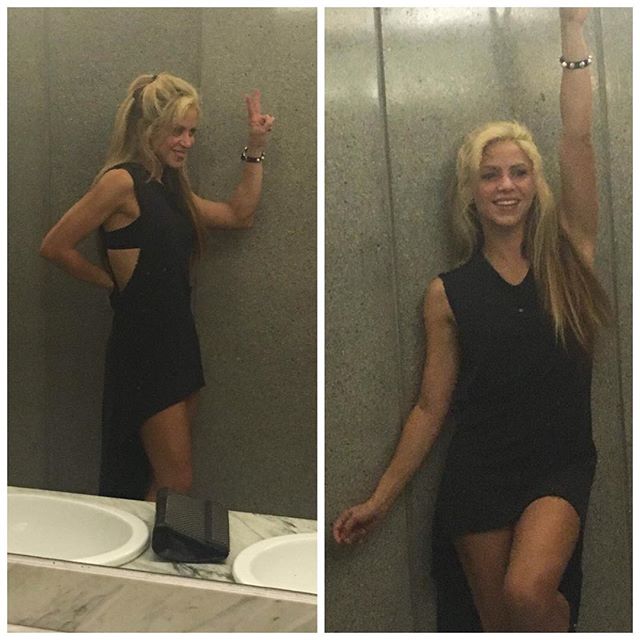 Фотосессия в ванной: Шакира соблазняет в черном мини-платье