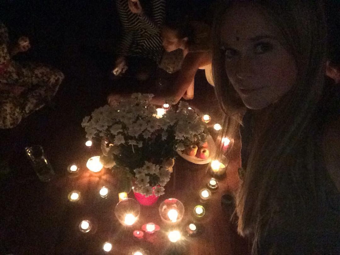 Светлана Тарабарова устроила девичник при свечах 