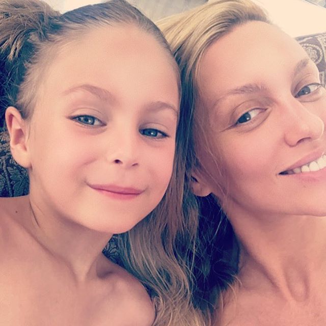 Совсем не похожи: Оля Полякова показала свою младшую дочь