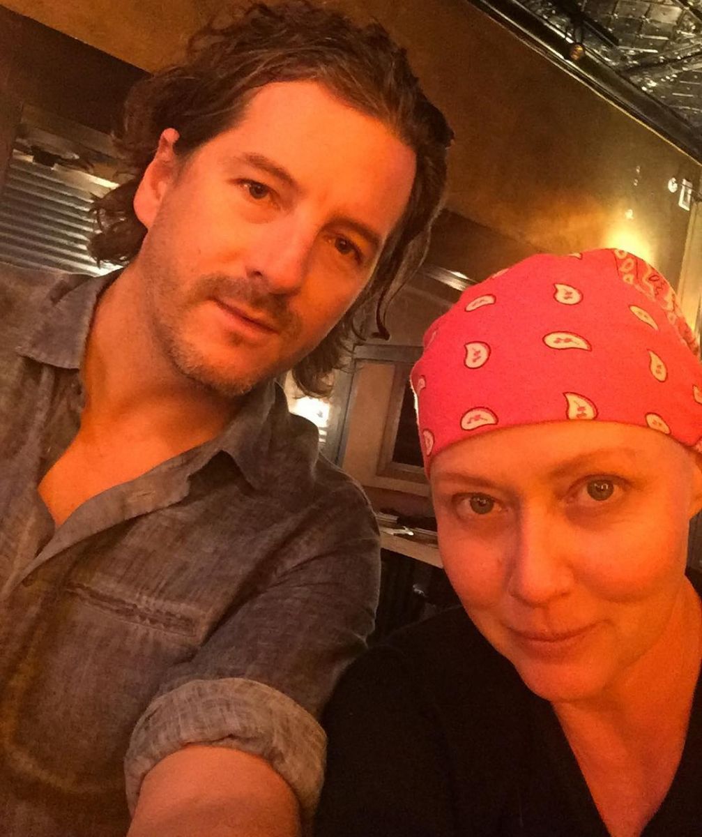 Муж больной раком Шэннен Доэрти судится с помощниками жены из-за своей разрушенной сексуальной жизни