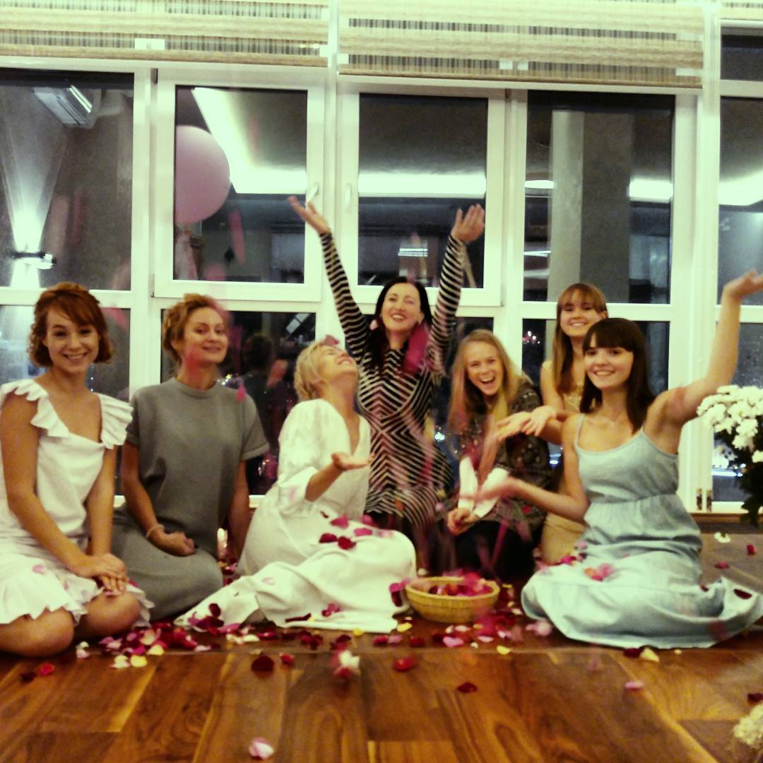 Светлана Тарабарова устроила девичник при свечах 