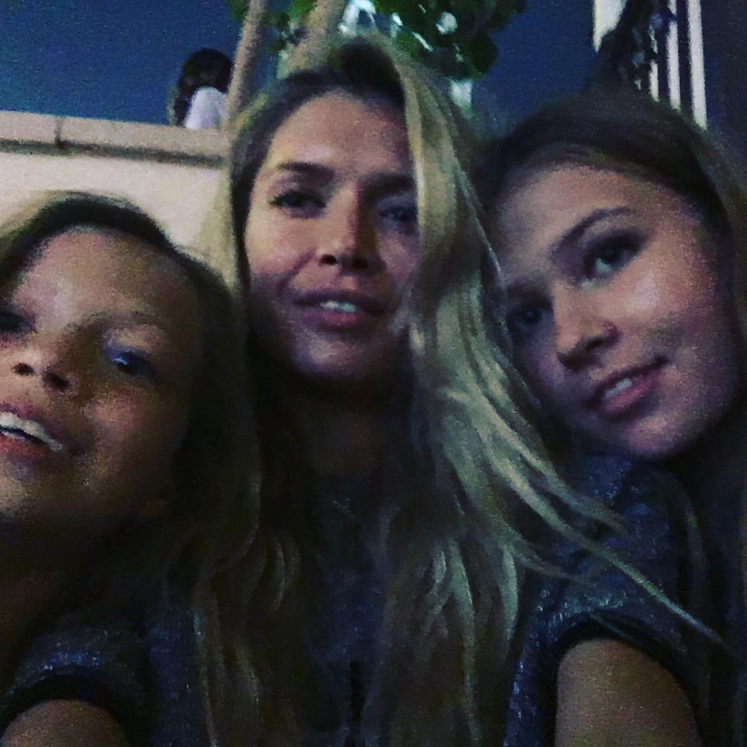 Девушки в Дубаи: Вера Брежнева отдыхает вместе с дочерьми 