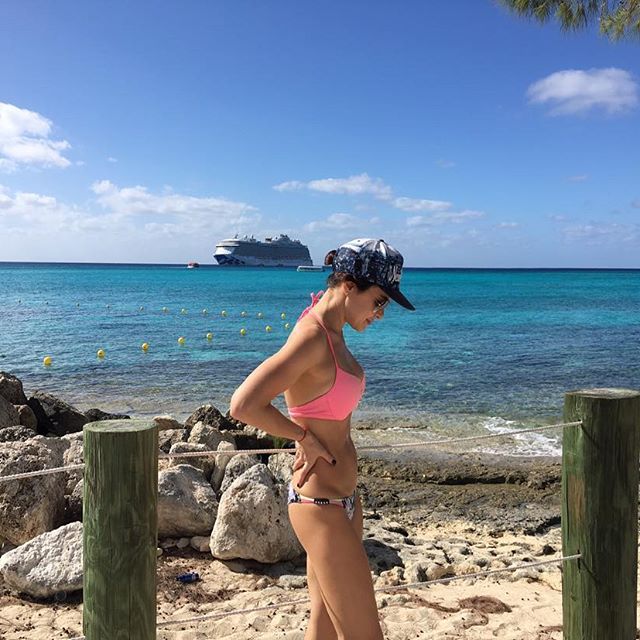 38-летняя Лилия Подкопаева демонстрирует подтянутое тело в бикини на Багамах