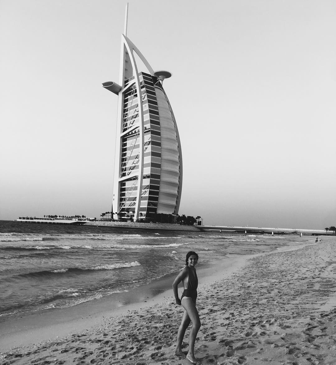 Девушки в Дубаи: Вера Брежнева отдыхает вместе с дочерьми 