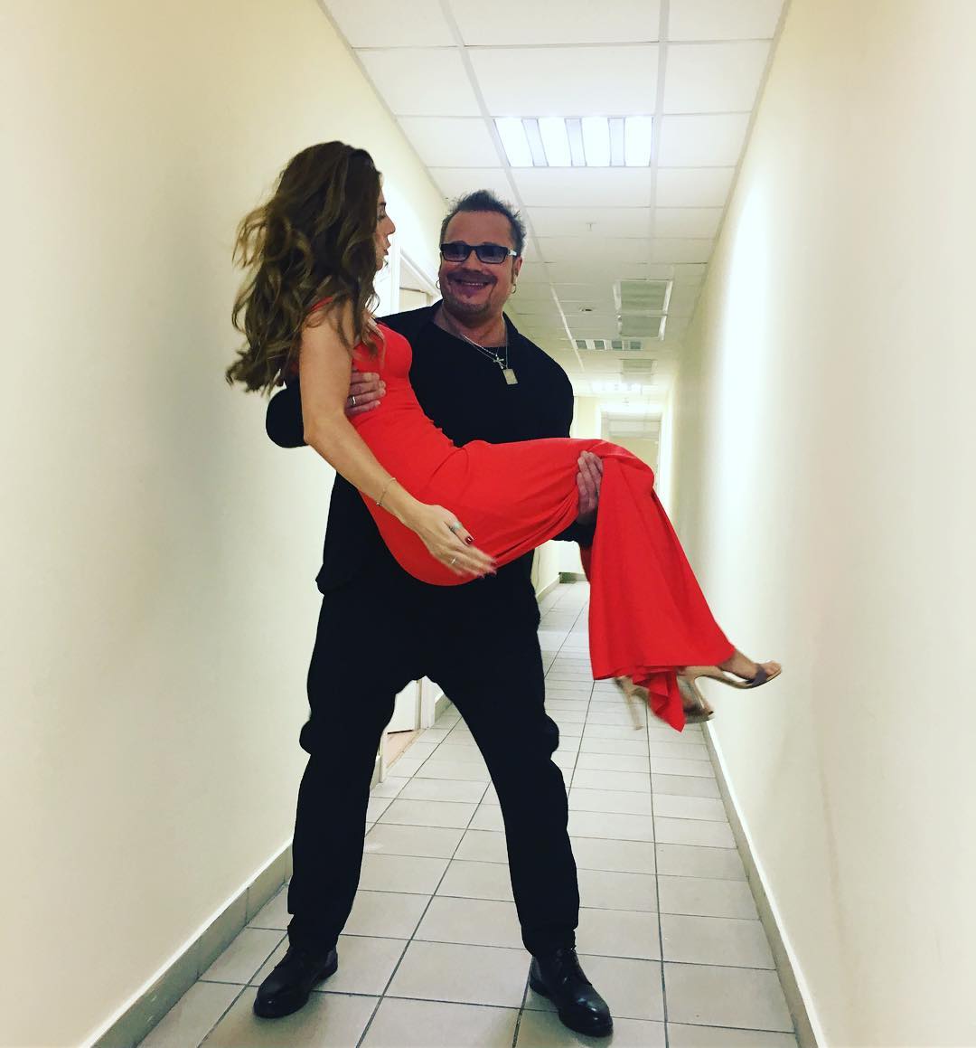 Фотофакт: Владимир Пресняков носит любимую жену на руках 