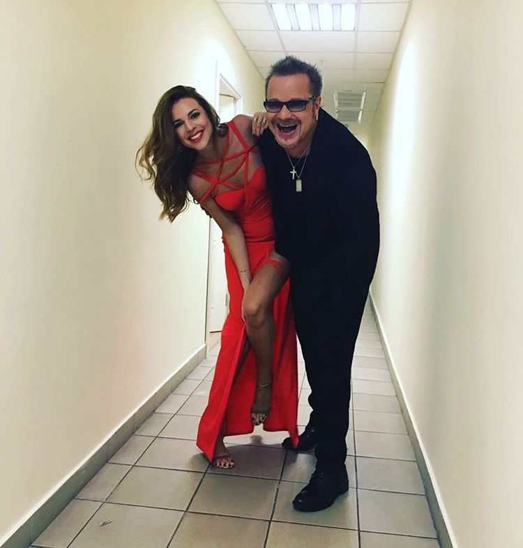 Фотофакт: Владимир Пресняков носит любимую жену на руках 