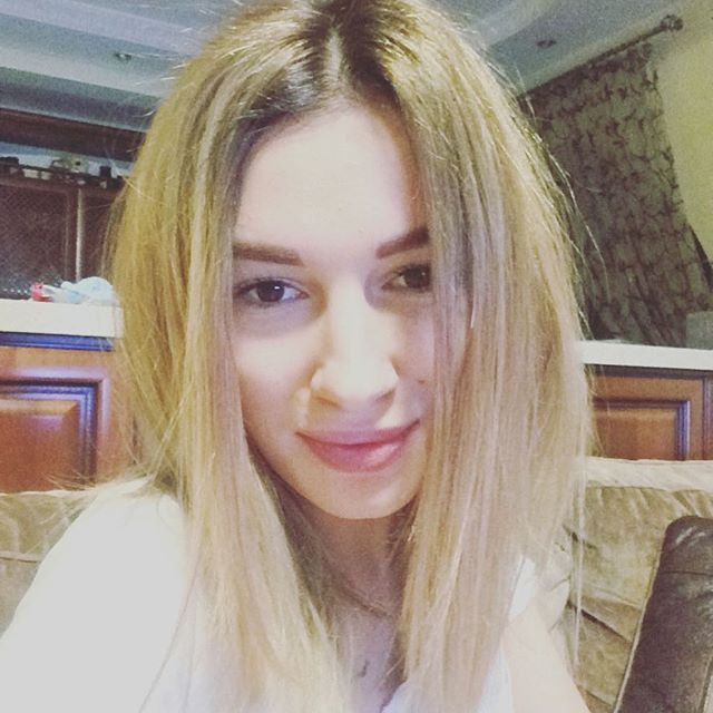 Не узнать: Настя Приходько стала яркой блондинкой