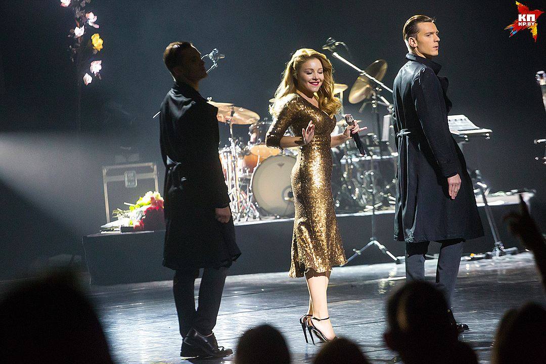 Тина Кароль в золотом платье Marc Jacobs и плаще Christian Dior