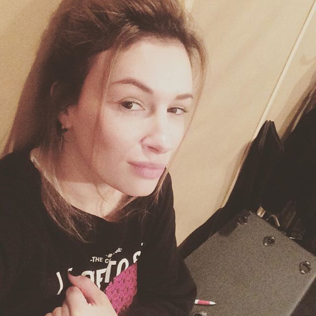 Не узнать: Настя Приходько стала яркой блондинкой