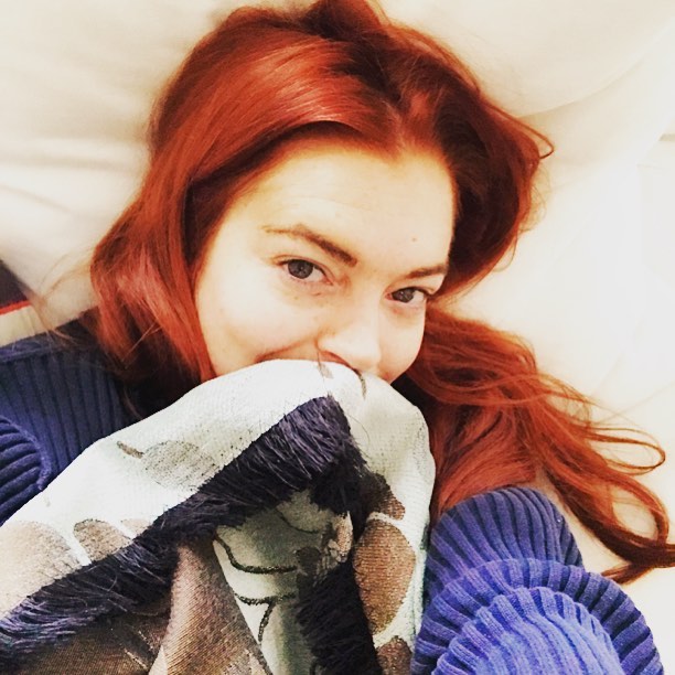 Домашнее селфи: Линдси Лохан позирует в свитере и без макияжа