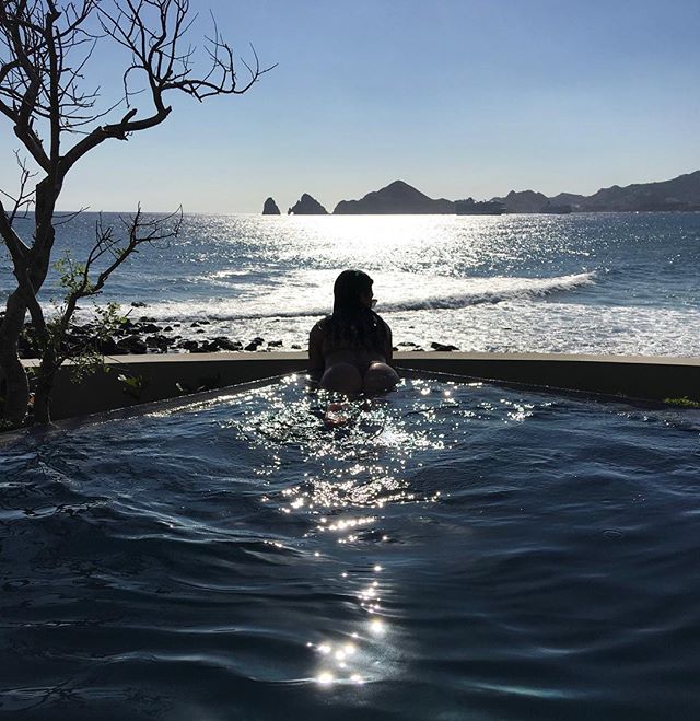 Кортни Кардашьян соблазнительно оголилась в бассейне