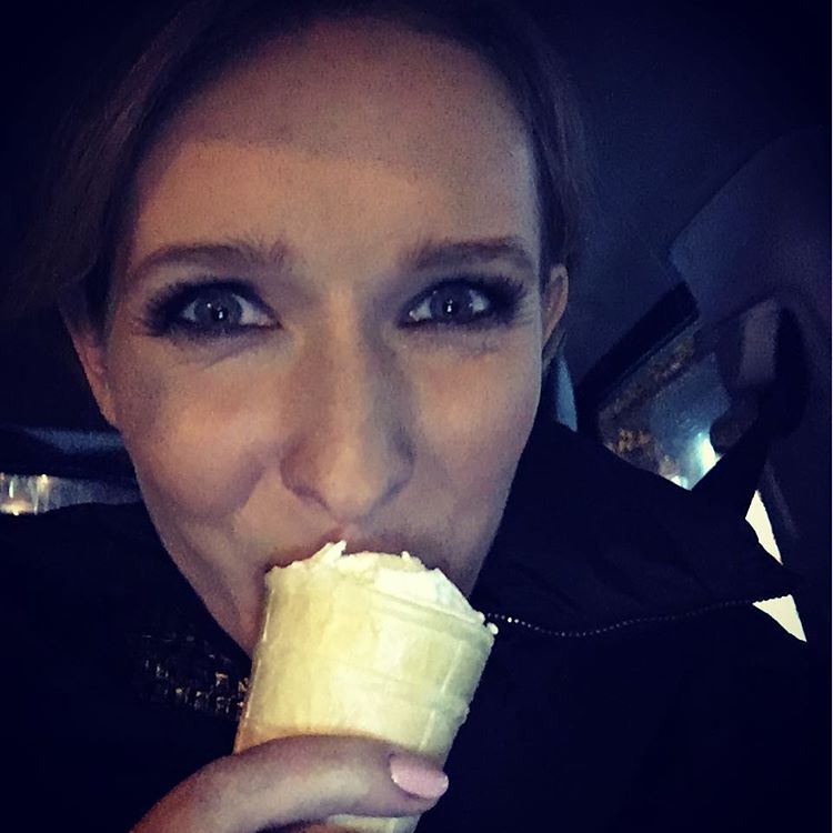 Дієта, прощай: вагітна Катя Осадча дозволяє собі морозиво на ніч
