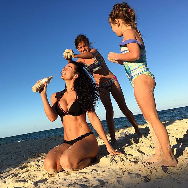 Вся в любви: Анна Седокова поделилась совместными снимками с любимым