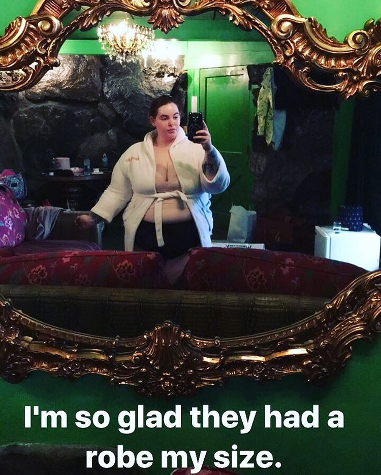 155-килограммовая модель не смогла завязать на себе гостиничный халат