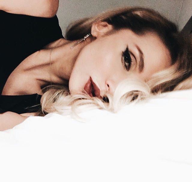 Навстречу приключения: Loboda показала в самолете лицо без макияжа