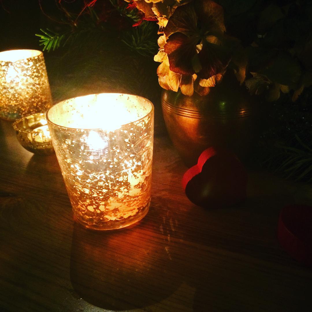 У кого лучше: звезды показали, как украсили свои дома на праздники