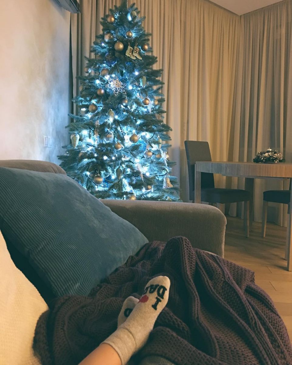 У кого лучше: звезды показали, как украсили свои дома на праздники