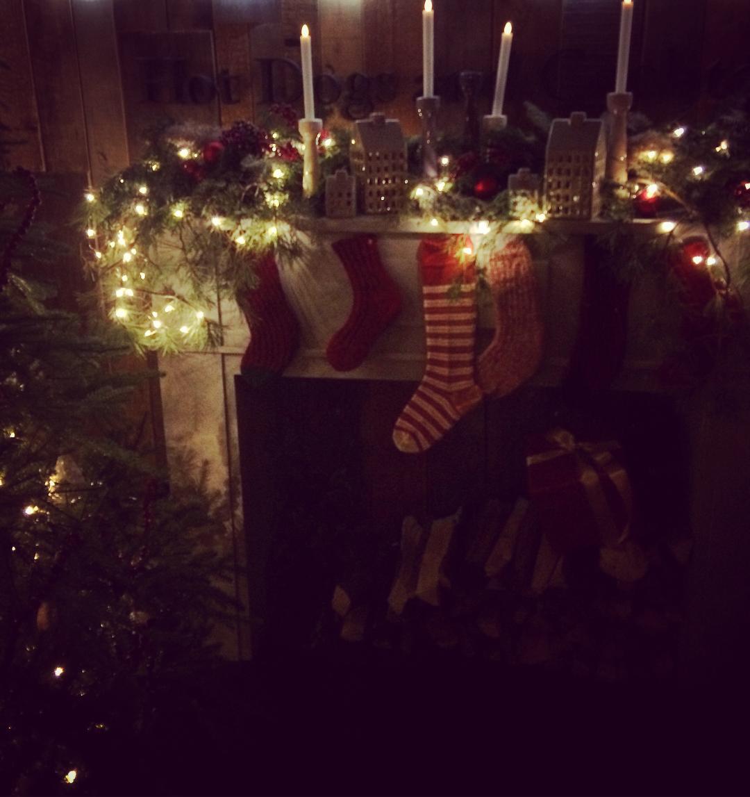 У кого лучше: звезды показали, как украсили свои дома на праздники