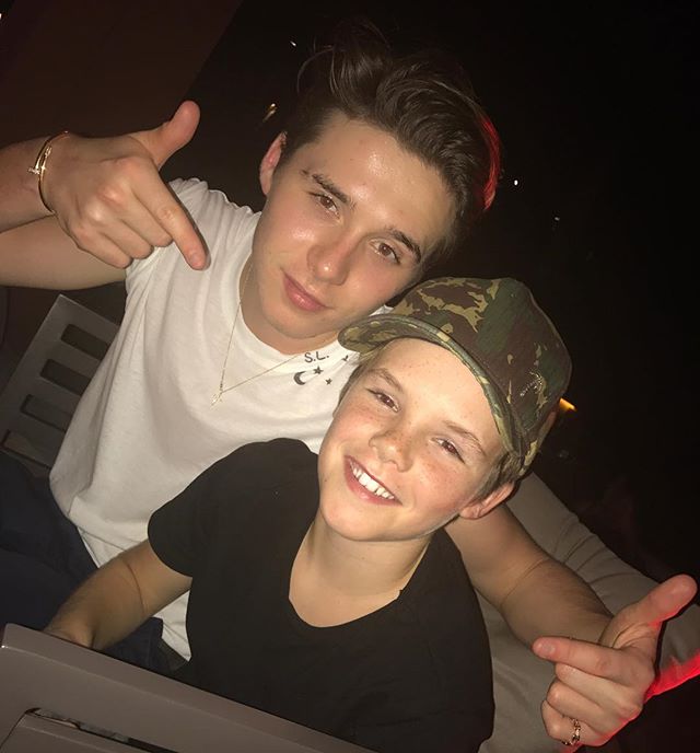 Три сыночка и лапочка-дочка: Дэвид Бекхэм позирует с детьми