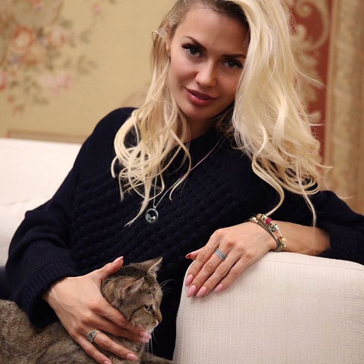 Поклонники раскритиковали новую прическу Виктории Бони