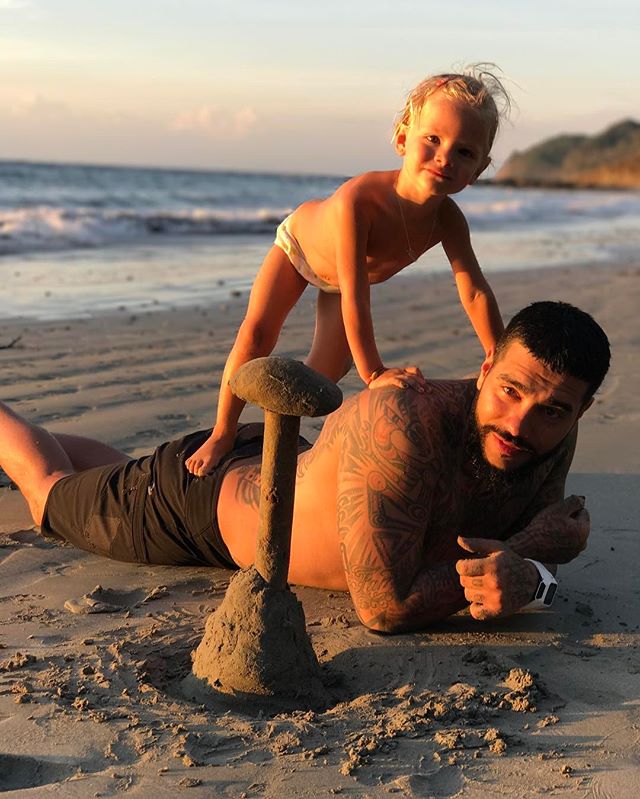 Трехлетняя дочь Тимати искренне и трогательно поздравила папу с днем рождения