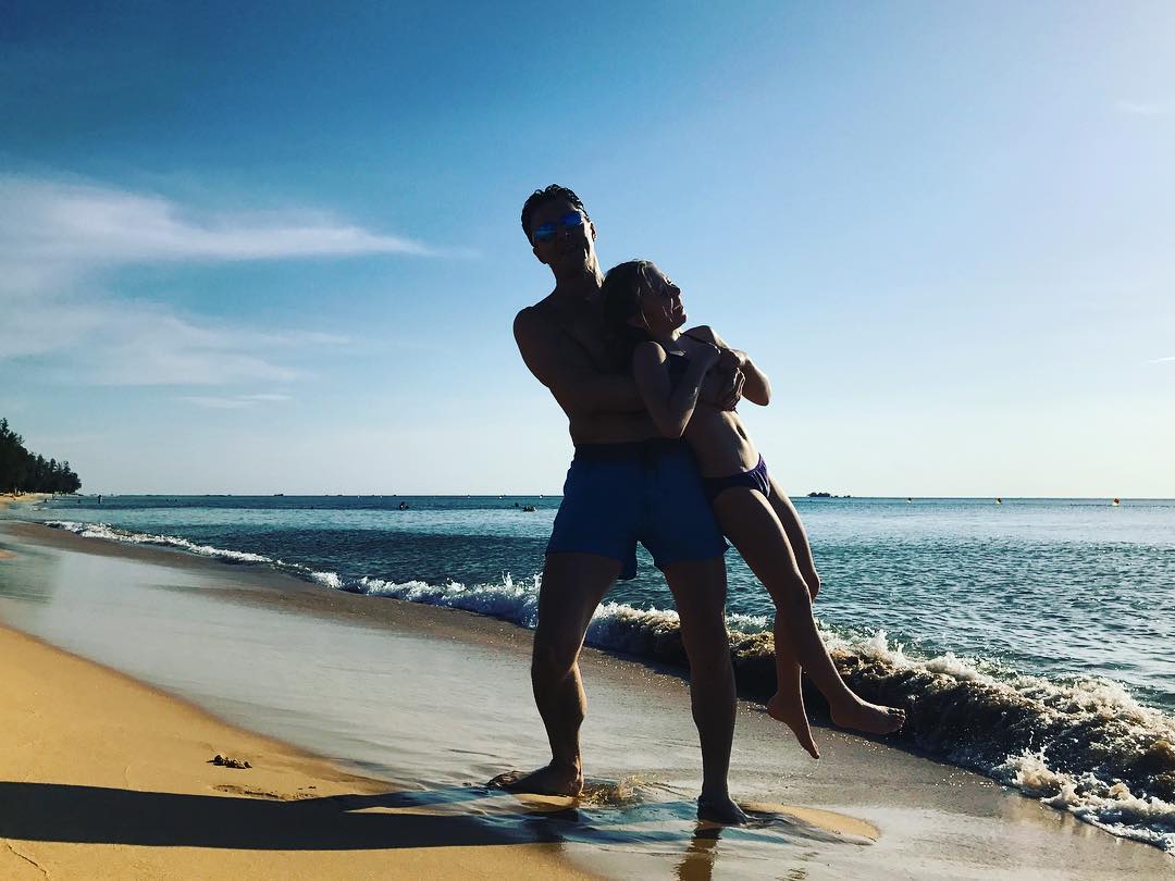 Влюблены и красивы: певица Глюкоза позирует на пляже со своим мужем