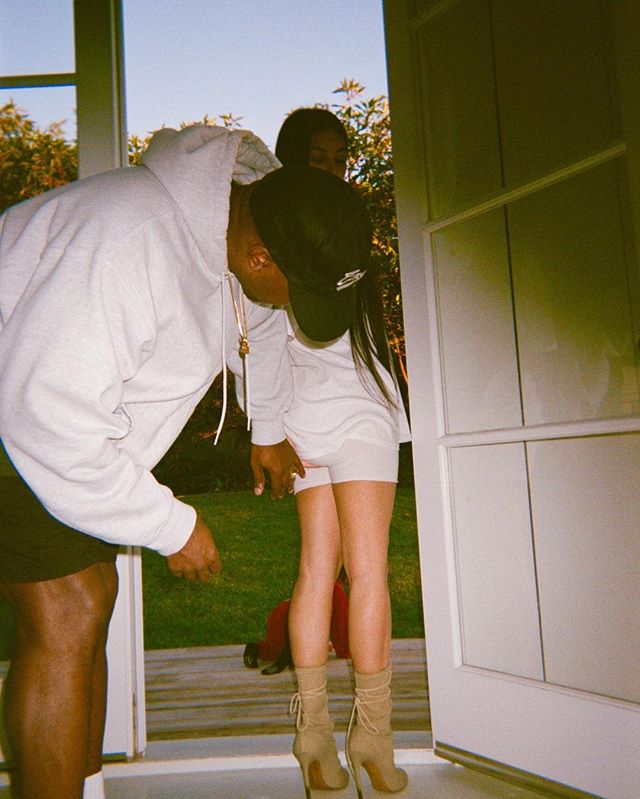 Семейная галерея: Ким Кардашьян заполнила весь Instagram фото с мужем и детьми
