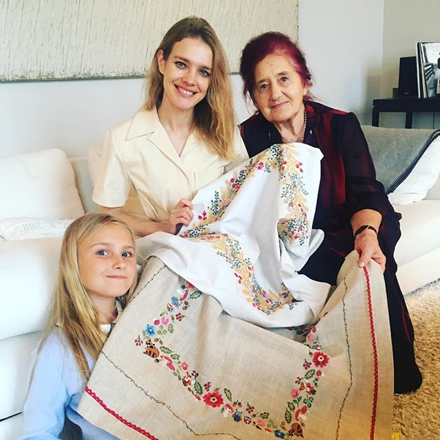 Бабуся приїхала: Наталія Водянова зворушила шанувальників сімейним фото