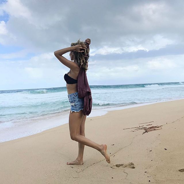 Светлана Лобода забыла о макияже на отдыхе с дочерью