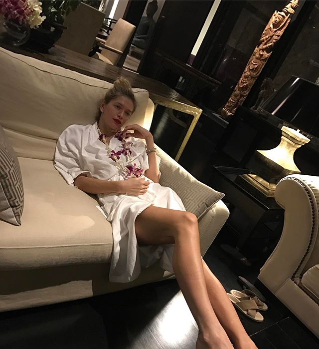 Последний день отдыха: Вера Брежнева показала идеальную фигуру в золотом купальнике