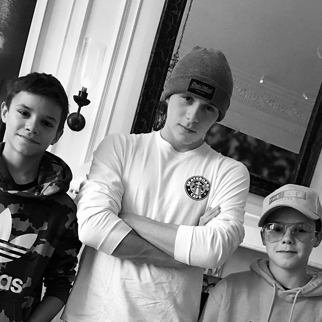 Счастливая мама: в сети появился трогательный снимок Виктории Бекхэм с сыновьями и дочерью