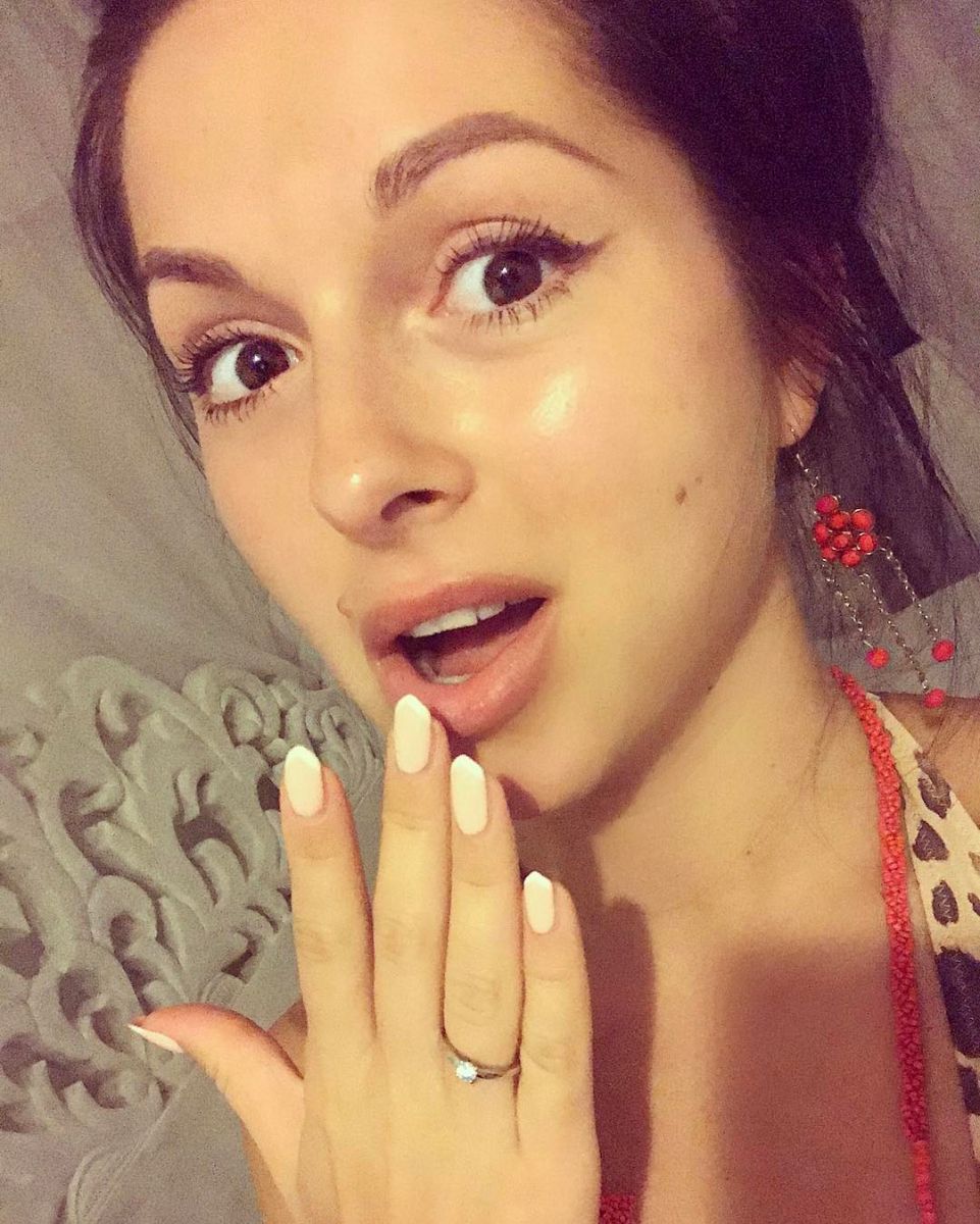 СМИ: Певица Нюша тайно вышла замуж и беременна первенцем