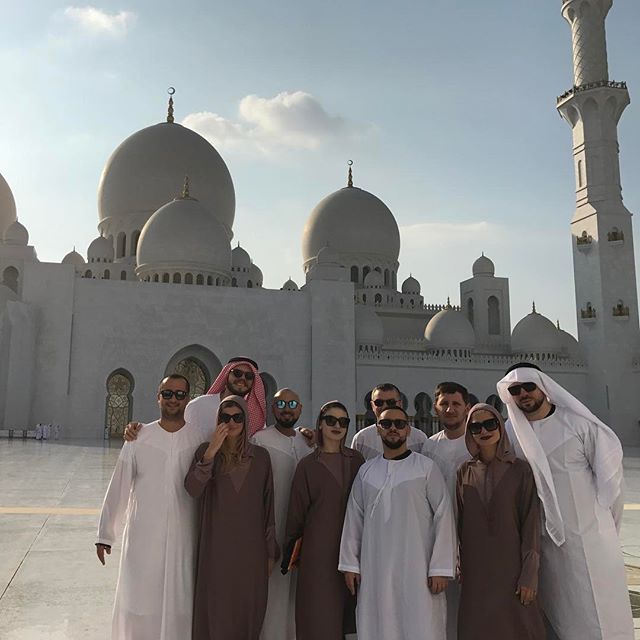 Привіт з Дубай: Монатік позує в білому платті 