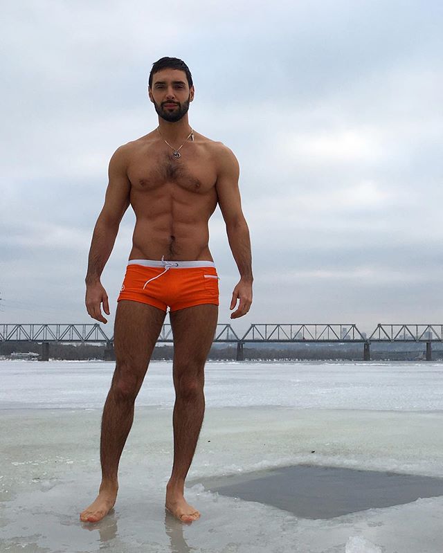 Горячий мужчина: Виталий Козловский разделся и показал идеальное тело