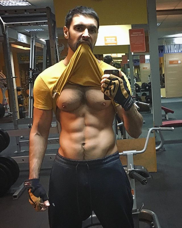 Весна пришла: Виталий Козловский разделся и показал идеальный пресс