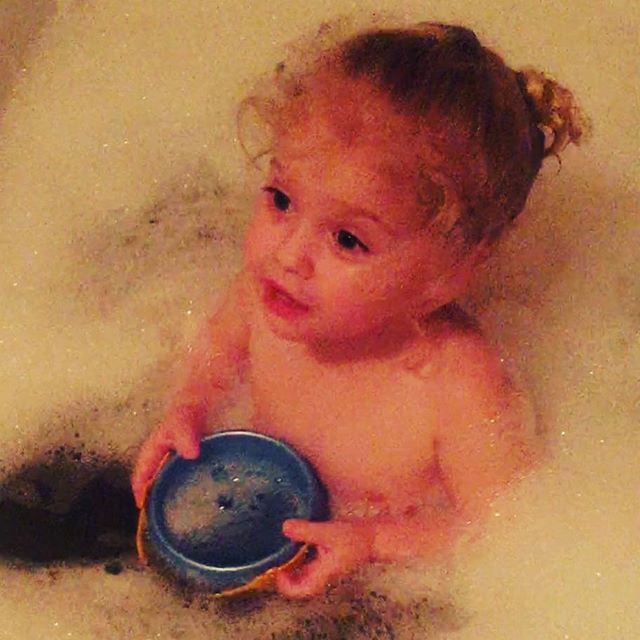 Крупным планом: Алла Пугачева опубликовала фото малышки-дочери