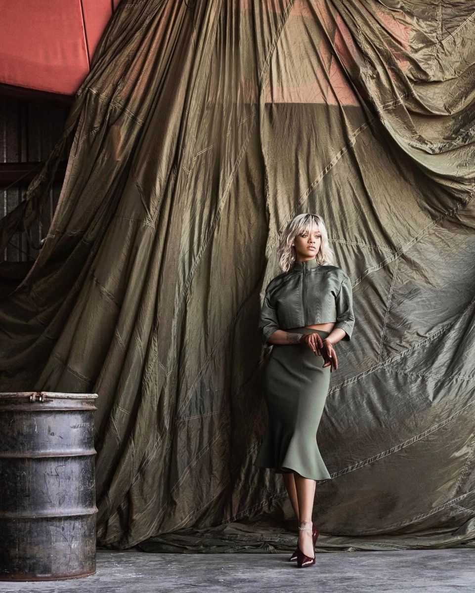 Блондинка Рианна блистает на обложке Harper's Bazaar